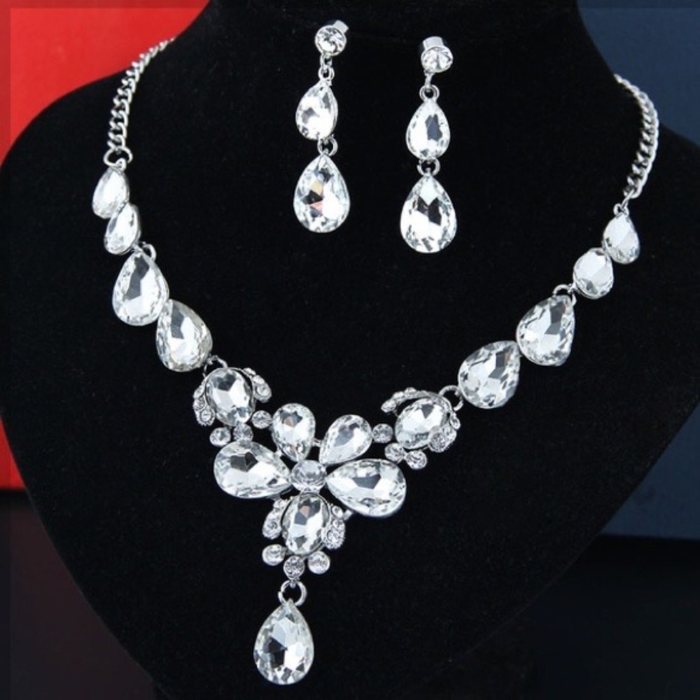 Elegant Silver Rhinestone Necklace and Earrings Set